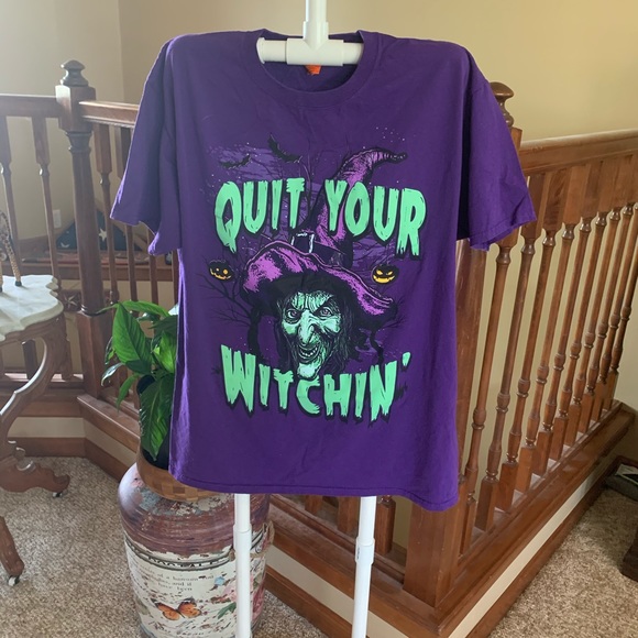Gildan Tops - Halloween Large T-Shirt Gildan Tops - Halloween Large T-Shirt